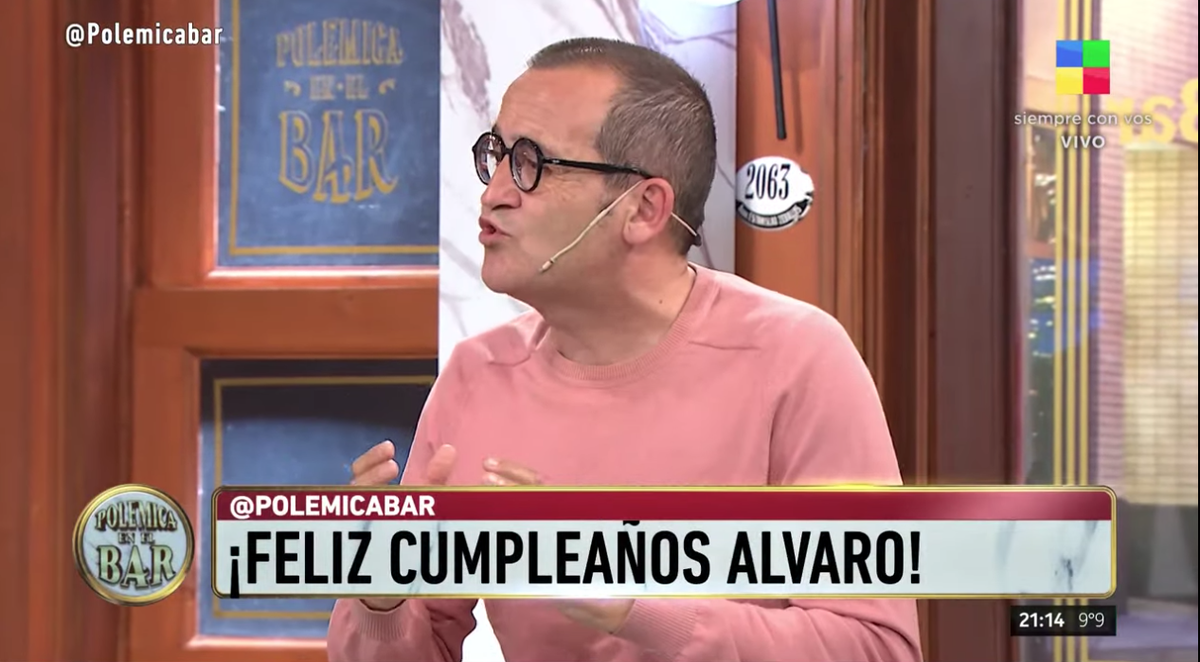 La emoción de Álvaro Navia por su cumpleaños en Polémica en el bar