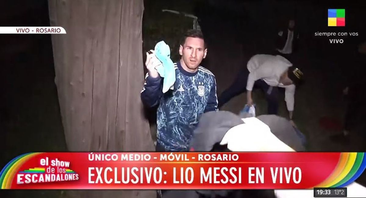 Lionel Messi salió a saludar a los fanáticos que lo esperaban afuera de su casa