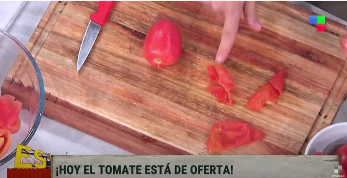 La cocinera Chantal Abad enseña la mejor técnica para pelar el tomate