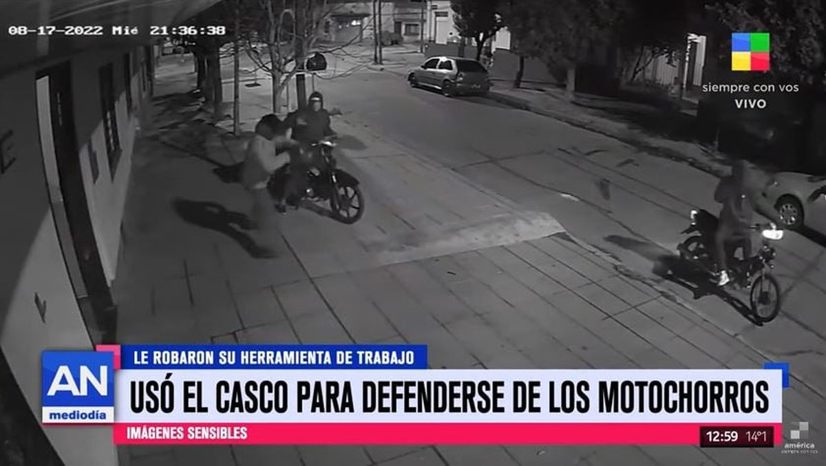 Es repartidor y le robaron la moto: usó su casco para defenderse
