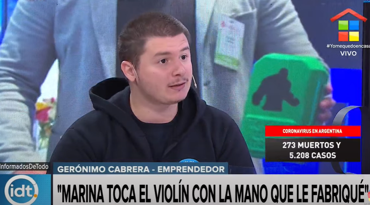 Fabrica prótesis de manos con impresoras 3D para ayudar a quienes las necesitan