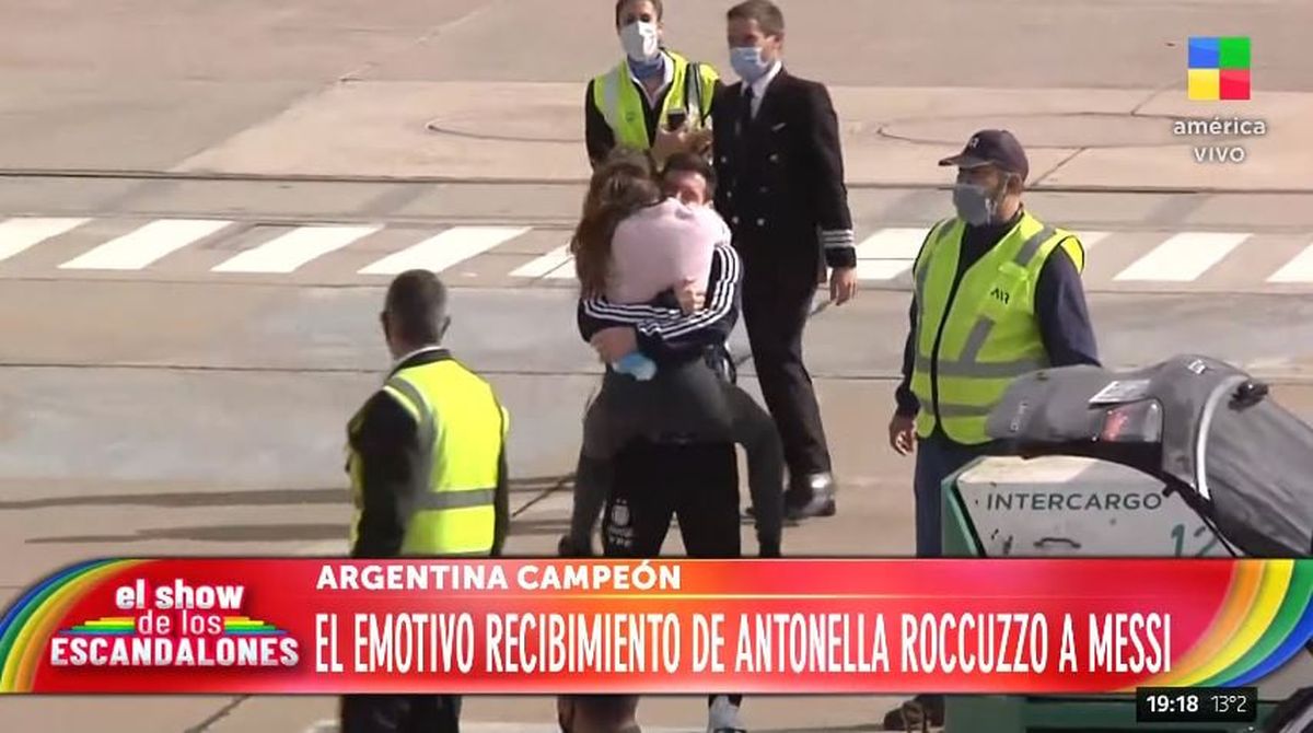El emotivo recibimiento de Antonella Roccuzzo a Lionel Messi: abrazos y besos en el aeropuerto