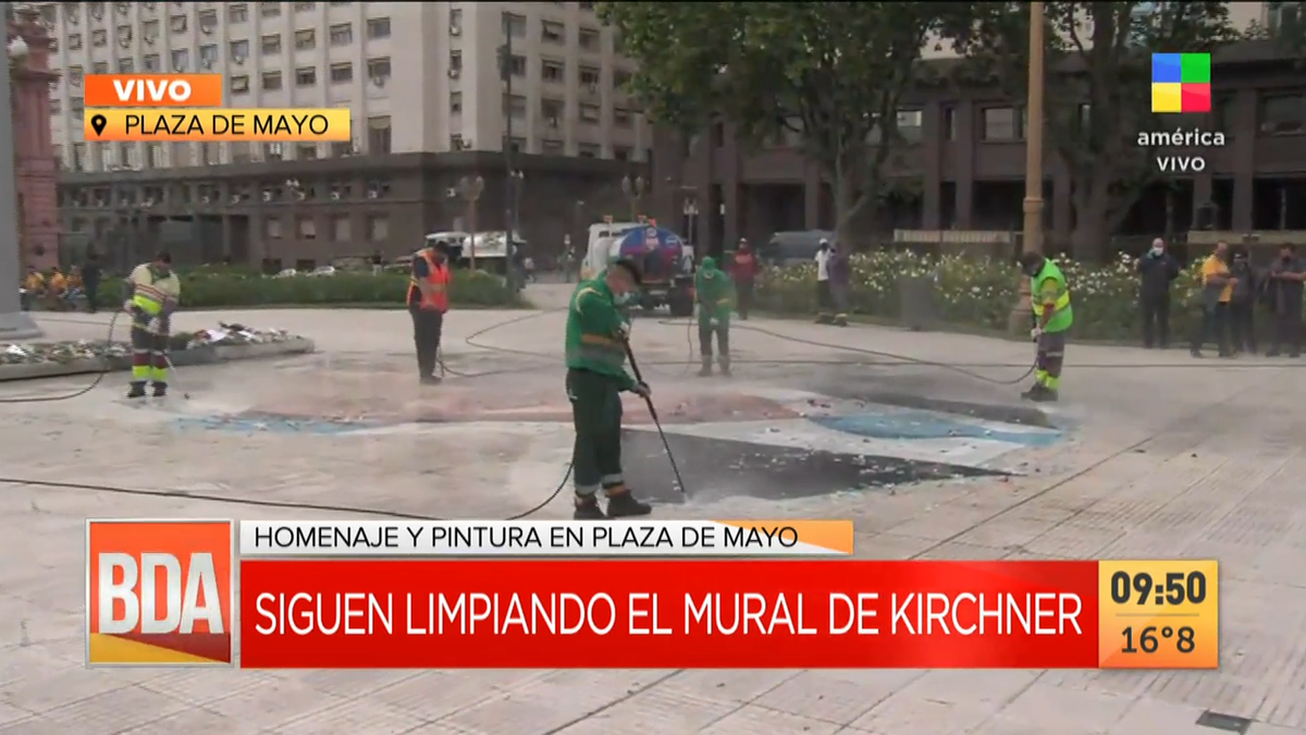 El Gobierno de la Ciudad trabaja en Plaza de Mayo para borrar el retrato de Néstor Kirchner